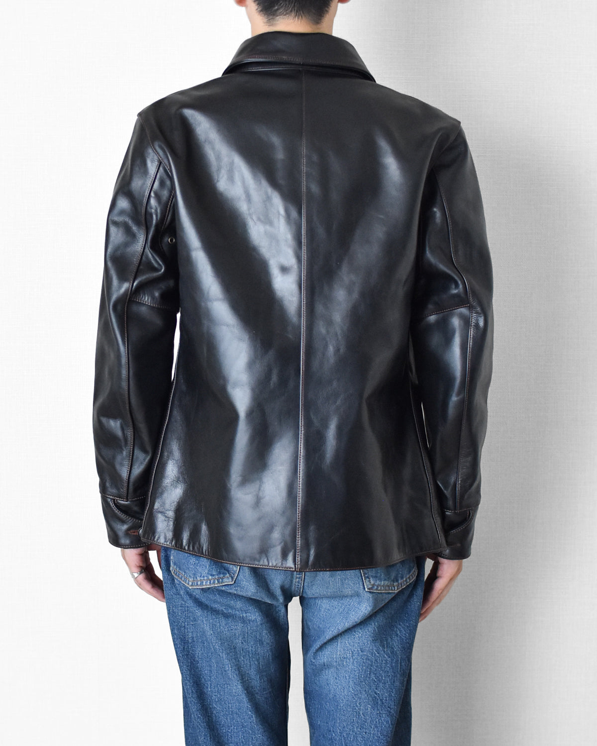 男らしく無骨な雰囲気・コーディネートを格上げする馬革カーコート